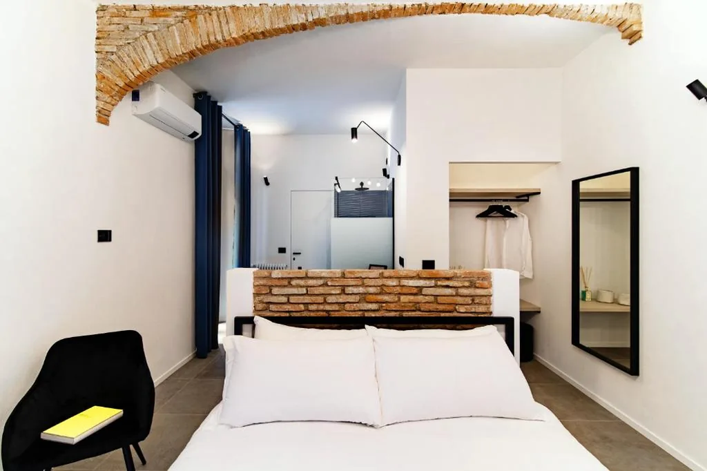 Deluxe Room — Il Linaio Suites by “The House Of Travelers”