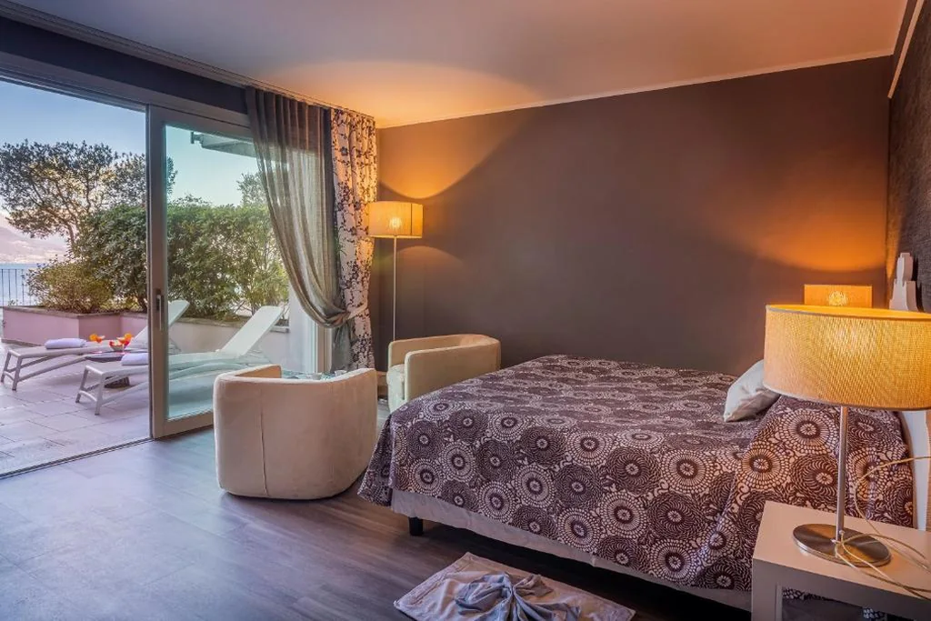 Deluxe Double/Twin Room with Lake View — Borgo Le Terrazze