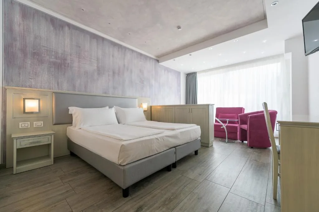 Deluxe Double/Twin Room with Lake View — Garda Suite Hotel – Adults Only Hotel