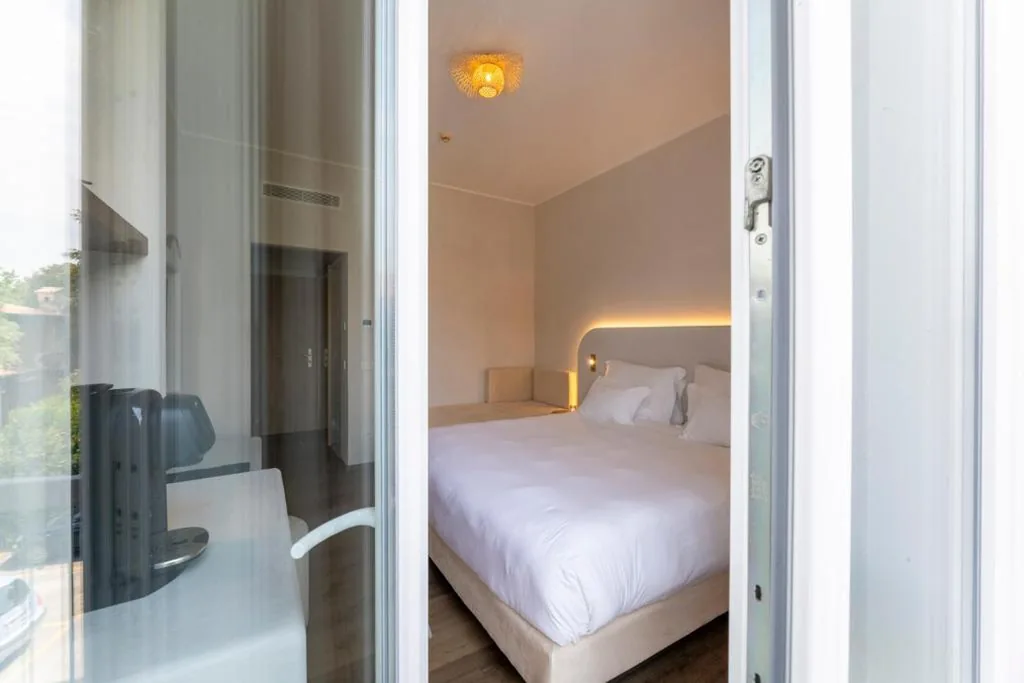 Camera Deluxe Matrimoniale/Doppia con Letti Singoli — Hi Hotels Sirmione – Lakeview Pool