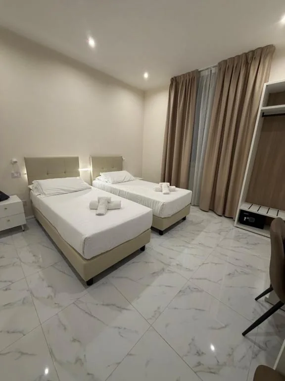 Camera Deluxe Matrimoniale/Doppia con Letti Singoli — Hotel Margot