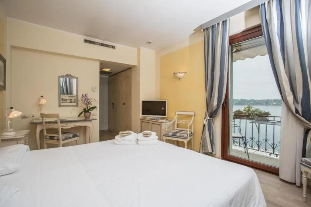 Camera Deluxe Matrimoniale/Doppia con Letti Singoli con Vista Lago — Hotel Spiaggia d’Oro – Charme & Boutique by Double Hospitality