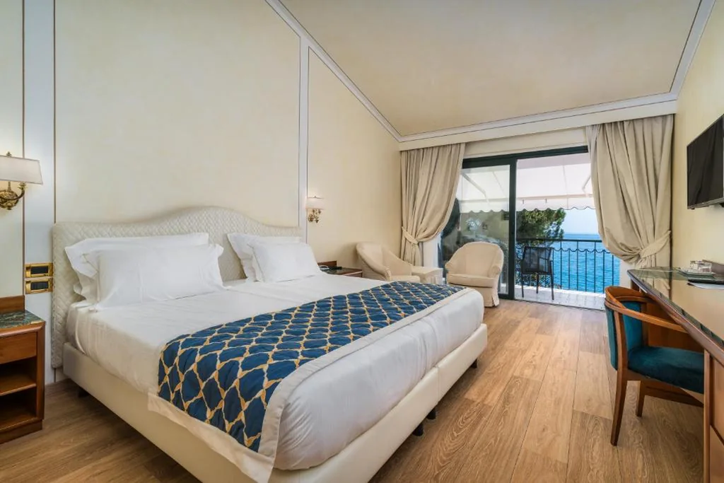 Deluxe Double/Twin Room with Lake View — Hotel Villa Capri