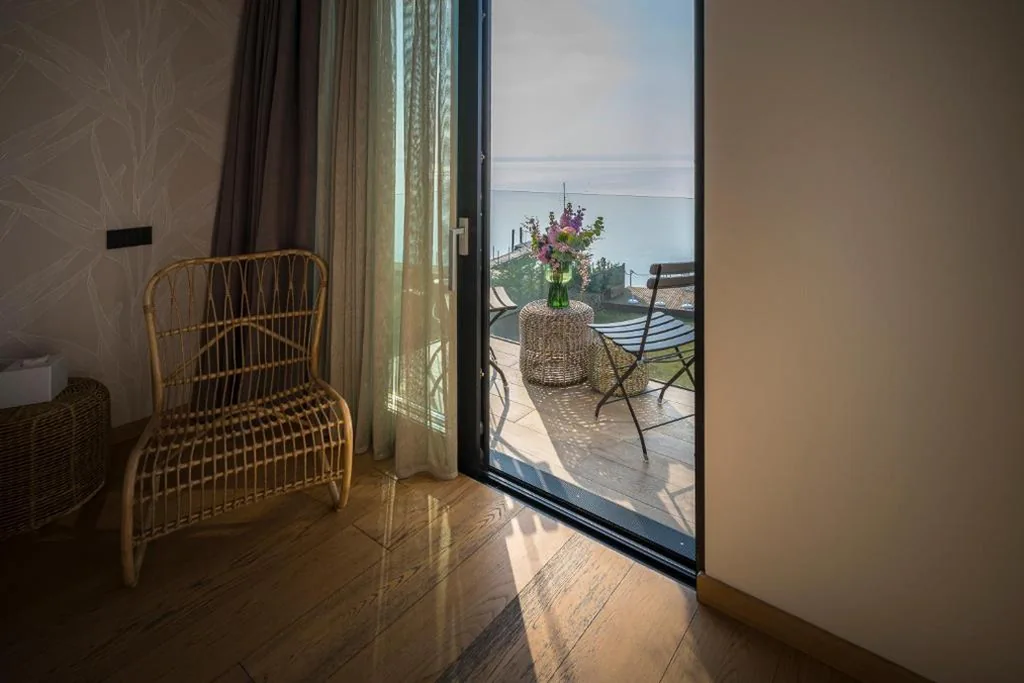 Deluxe Double/Twin Room with Lake View — Hotel Vinci