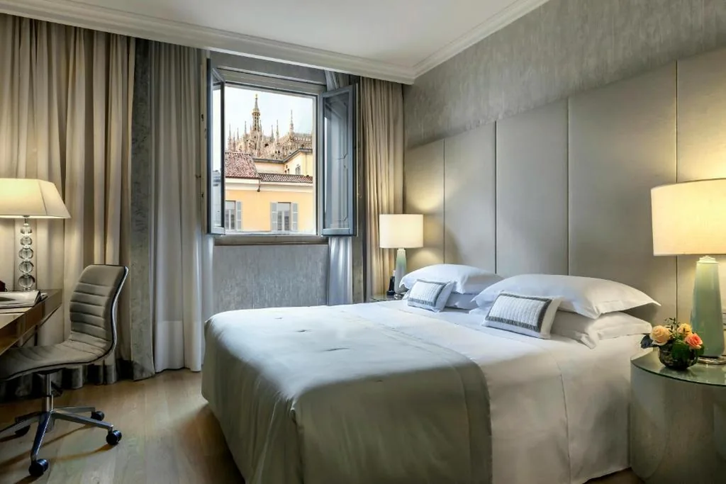 Camera Deluxe Matrimoniale/Doppia con Letti Singoli con Vista Duomo di Milano — Rosa Grand Milano – Starhotels Collezione