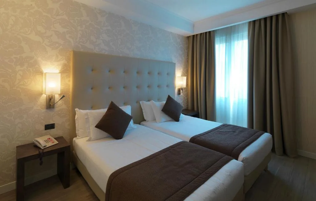 Camera Deluxe Matrimoniale/Doppia con Letti Singoli — Windsor Hotel Milano