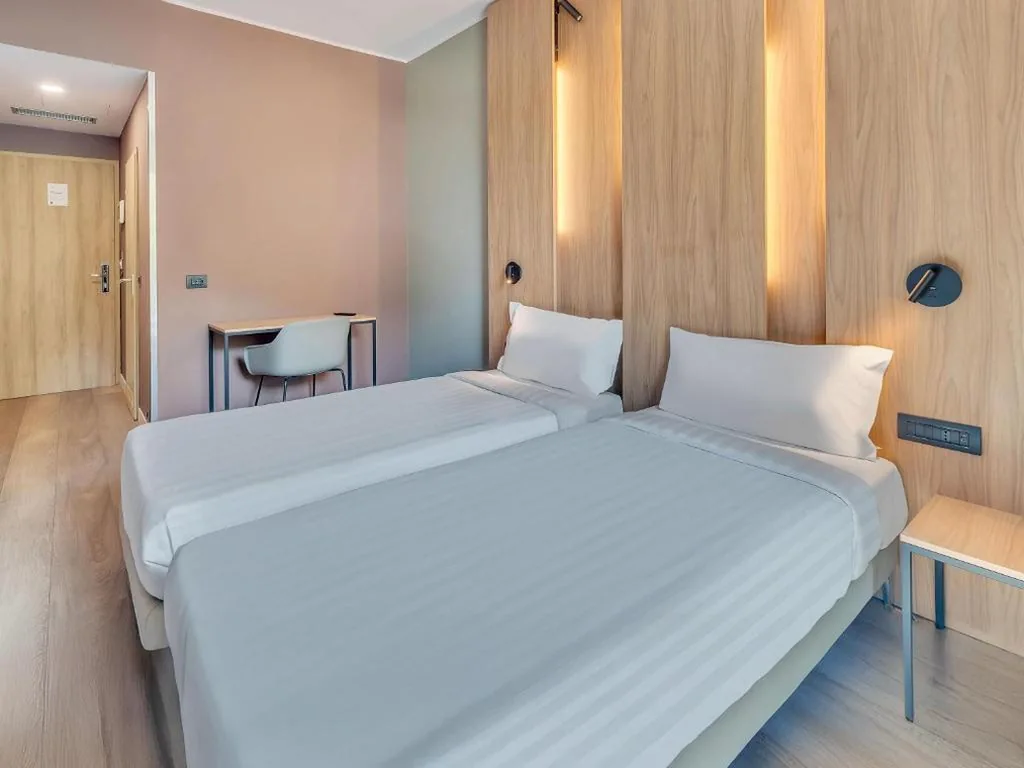 Camera Doppia con Letti Singoli — B&B HOTEL Milano Portello