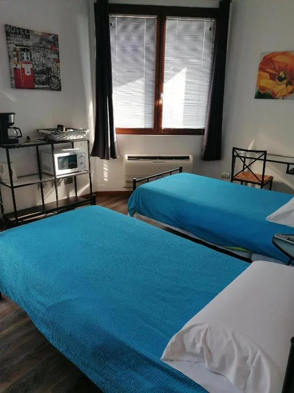 Camera Doppia con Letti Singoli — BGY Airport Guesthouse