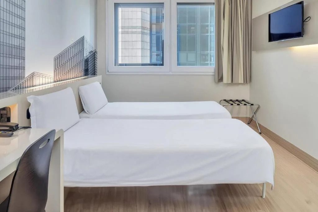 Camera Doppia con Letti Singoli con Accesso Disabili — B&B Hotel Milano Cenisio Garibaldi