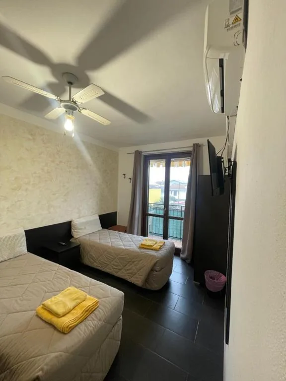 Twin Room with Bathroom — Homely – Malpensa & Fiere Milano