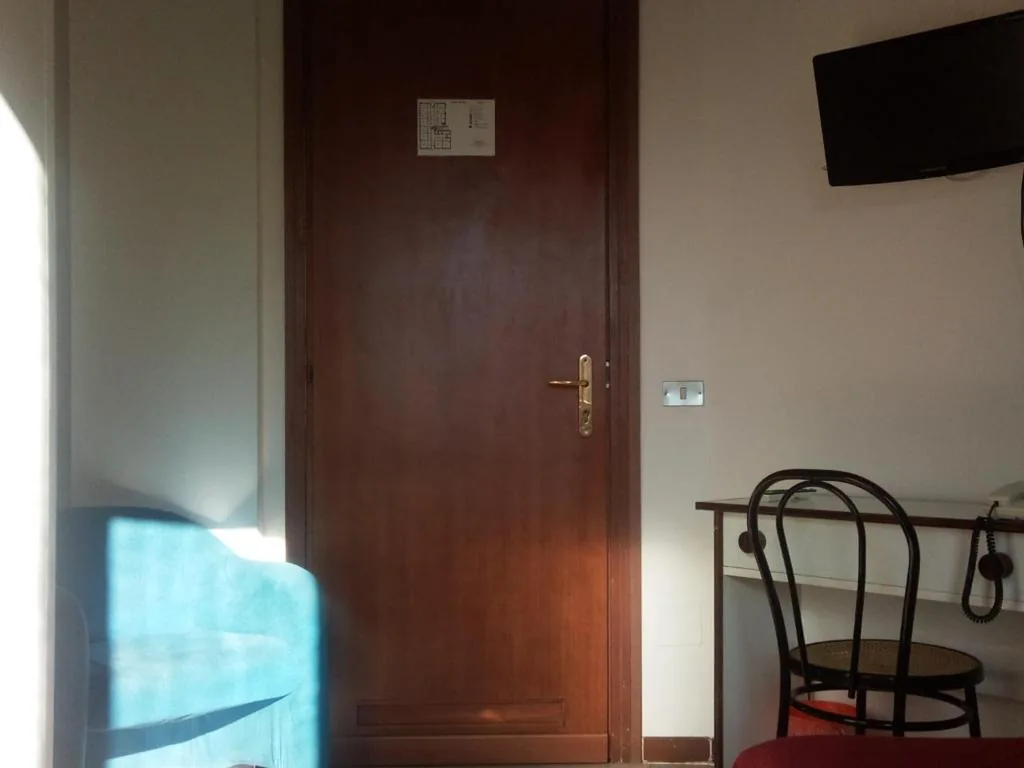 Camera Doppia con Letti Singoli con Bagno Privato Esterno — Hotel Bristol