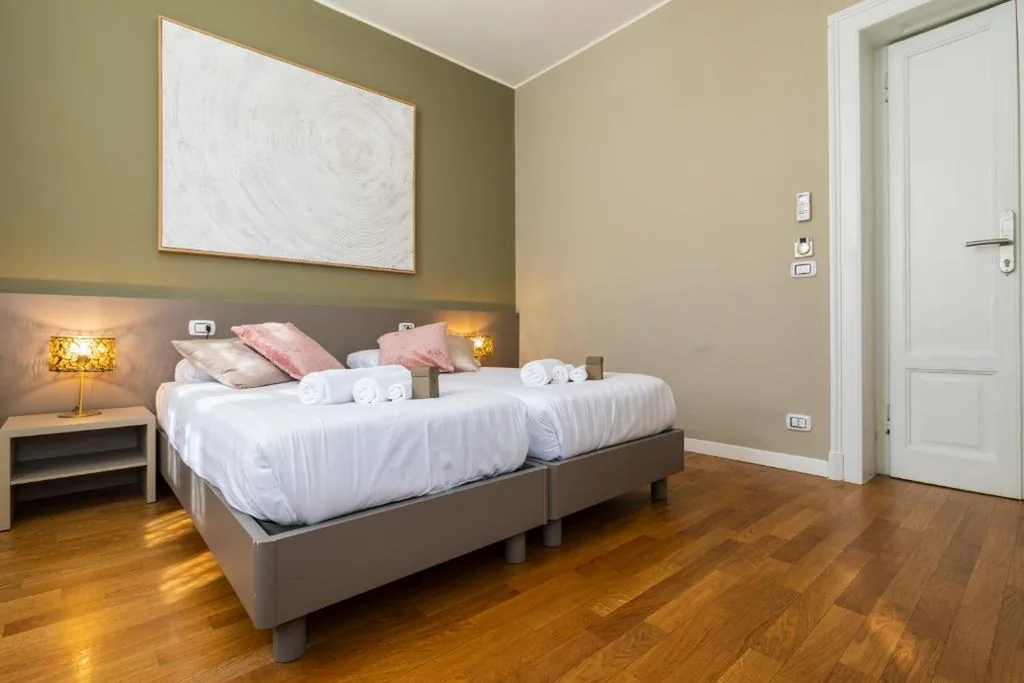 Double Room with Single Beds and External Private Bathroom — Martini Suite