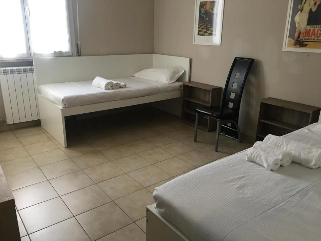 Camera Doppia con Letti Singoli con Bagno Privato — Affittacamere Italia Leonardo