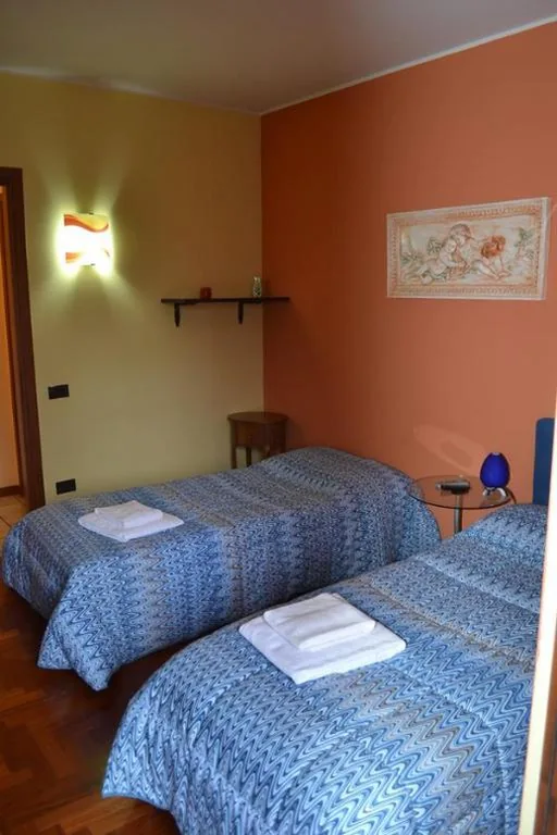 Double Room with Twin Beds and Private Bathroom — B&B Ai Prati