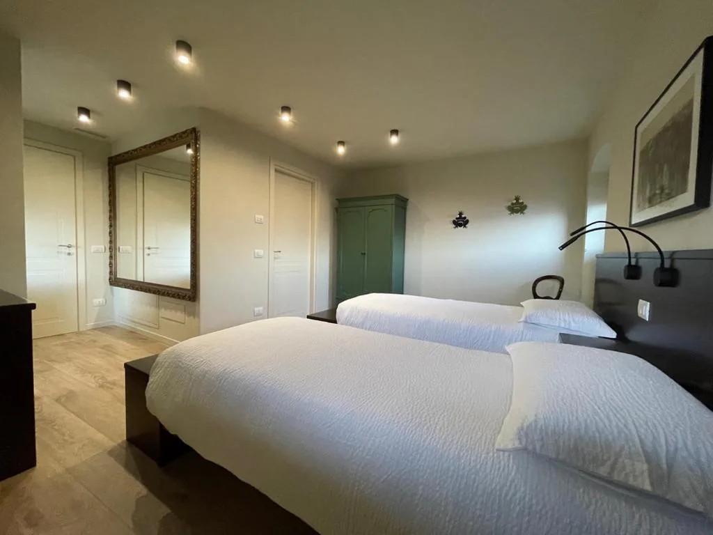Camera Doppia con Letti Singoli con Bagno Privato — Foresteria Antica Bastia B&B