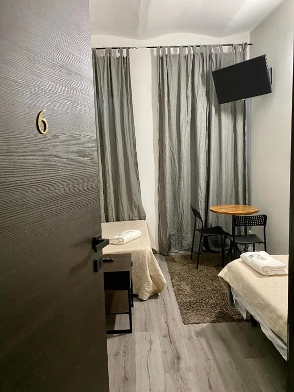 Camera Doppia con Letti Singoli con Bagno Privato — Guest House Minas