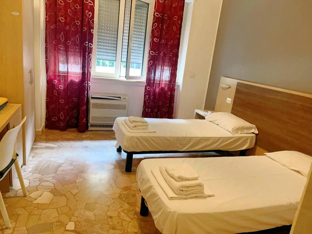 Camera Doppia con Letti Singoli con Bagno Privato — HOTEL BISSI