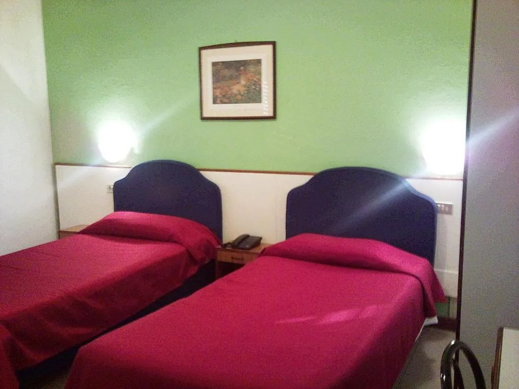 Camera Doppia con Letti Singoli con Bagno Privato — Hotel Bristol