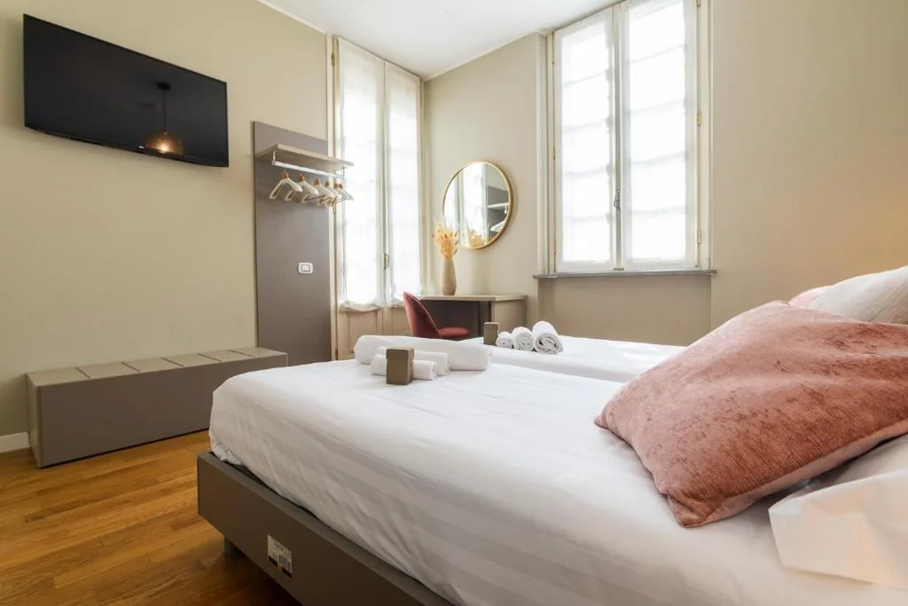 Double Room with Single Beds and Private Bathroom — Martini Suite