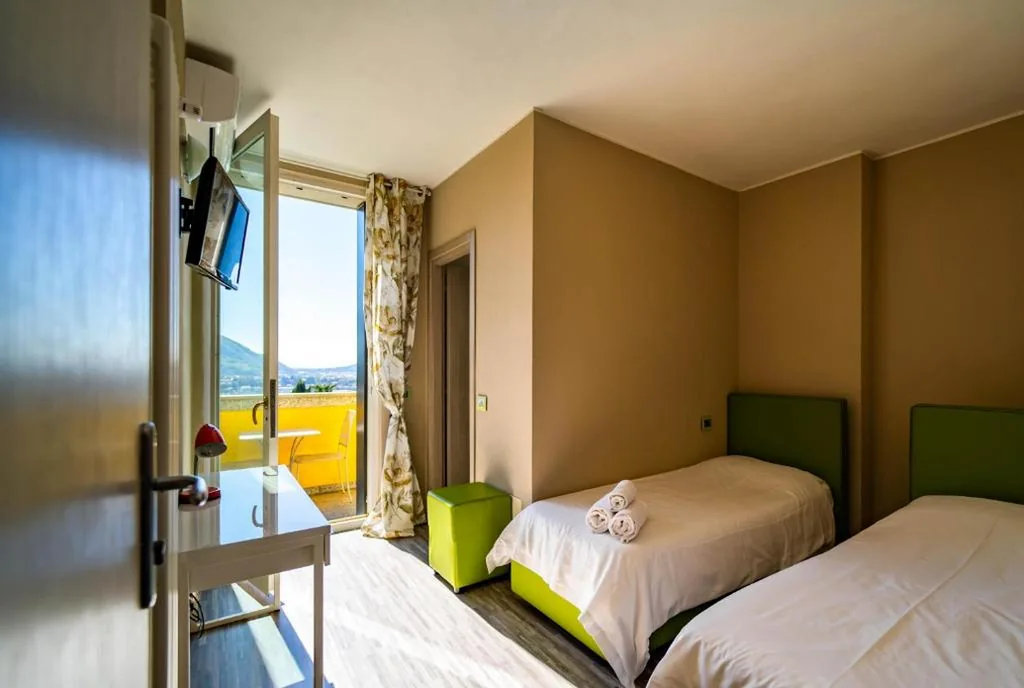 Twin Room with Private Bathroom — Montebello