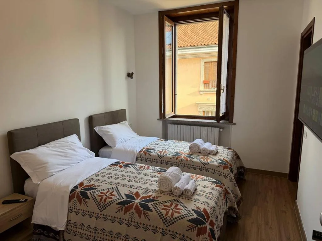 Camera Doppia con Letti Singoli con Bagno Privato — “The moment” Central Self Check in Apartments for Groups & Late Arrivals