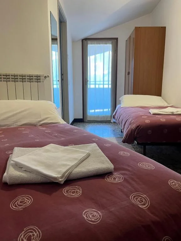Camera Doppia con Letti Singoli con Balcone — Hotel Aurora