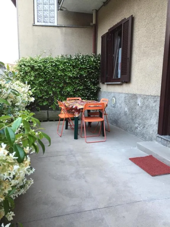 Camera Doppia con Letti Singoli con Servizi Igienici in Comune — Il Cortile Como Single & Double Room in apartment NO HOTEL