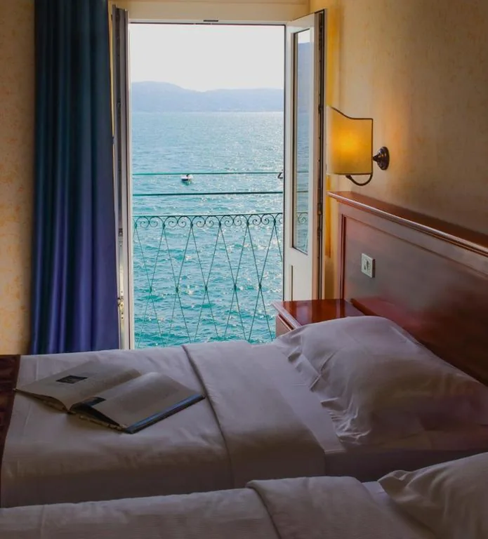 Camera Doppia con Letti Singoli con Vista Lago — Hotel Garnì Riviera