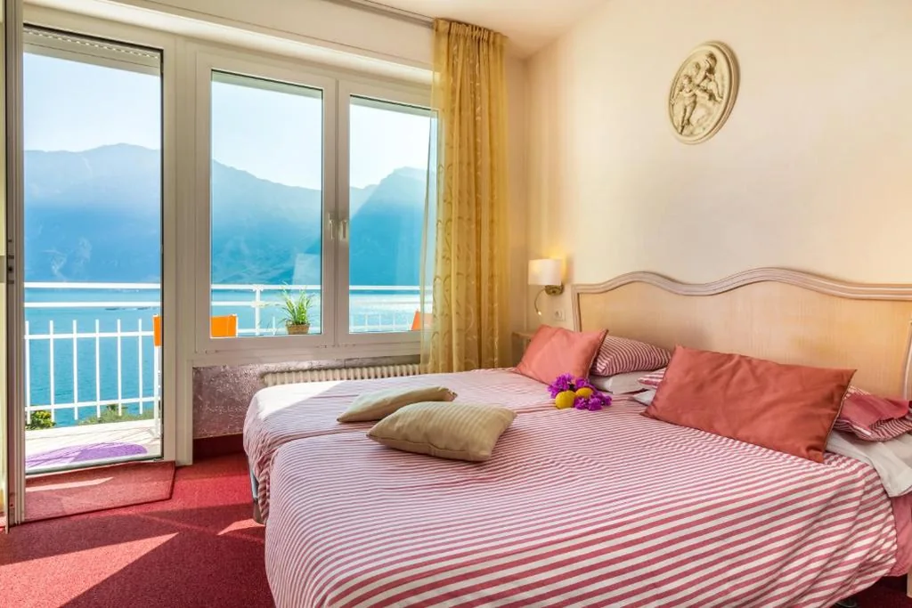Double Room with Single Beds and Lake View — Hotel Riviera Panoramic Green Resort