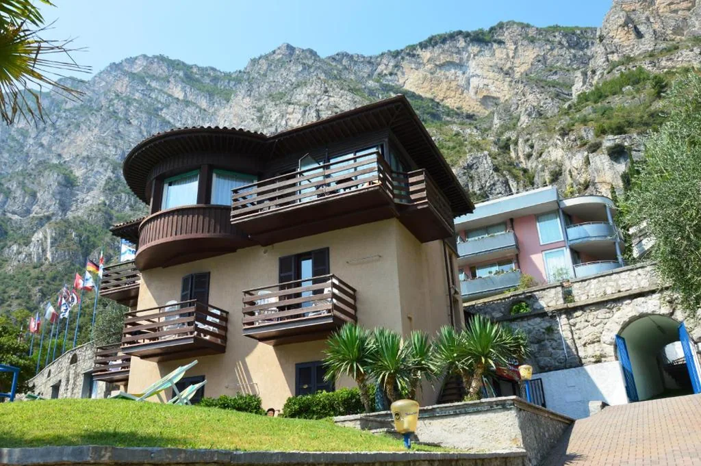 Twin Room with Lake View — Surf Hotel Pier – Montagnoli Group