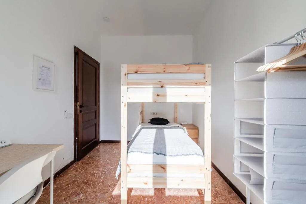 Camera Doppia con Letti Singoli e Bagno in Comune — Casa Torino 101, Camere a Rozzano – Forum Assago a 7 minuti, Ospedale Humanitas a 5 minuti – SmartStay Rozzano