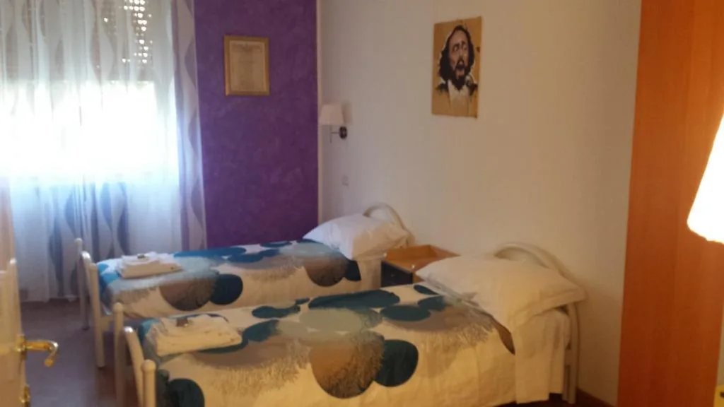 Twin Room with Shared Bathroom — Luci A San Siro