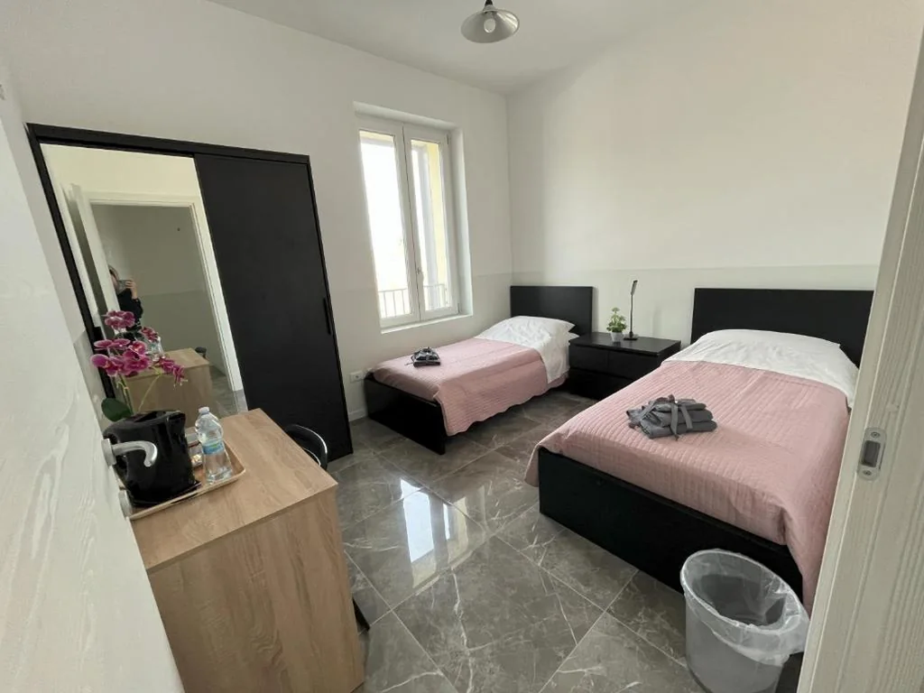 Twin Room with Shared Bathroom — Welcome Milano Guest House