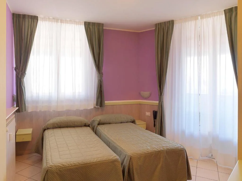 Twin Room — Hotel Arco Romana