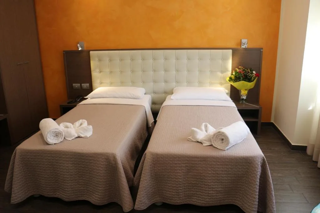 Camera Doppia con Letti Singoli — Hotel La Madonnina