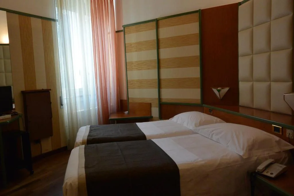 Camera Doppia con Letti Singoli — Hotel Metrò
