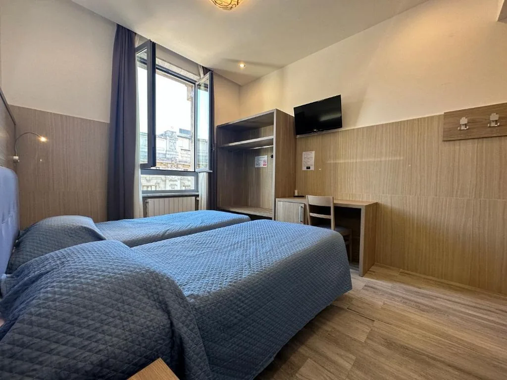 Twin Room — Hotel Midway