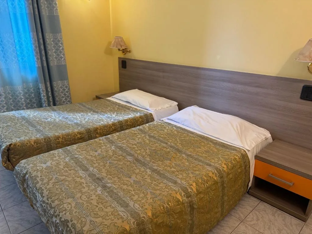 Camera Doppia con Letti Singoli — Hotel Valganna