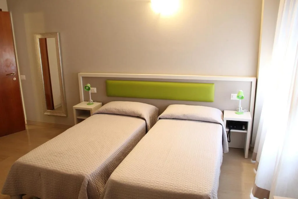 Camera Economy Doppia con Letti Singoli con Bagno in Comune - Edificio Separato — Hotel Due Giardini