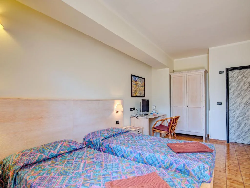 Economy Twin Room — Hotel Leonardo Da Vinci