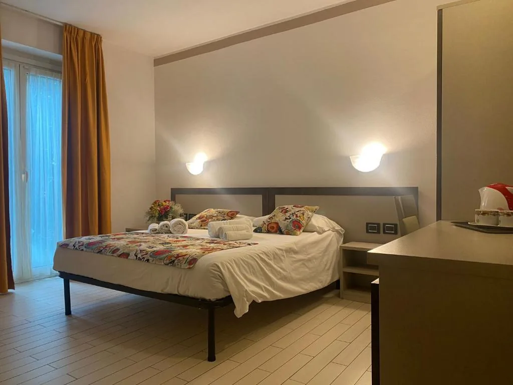 Camera Economy Matrimoniale/Doppia con Letti Singoli — Hotel Lago di Como
