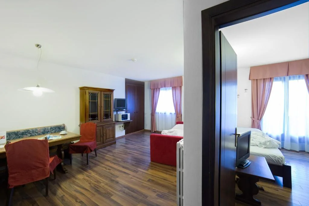 Camera Familiare (2 Adulti + 2 Bambini) — Hotel Baita Clementi