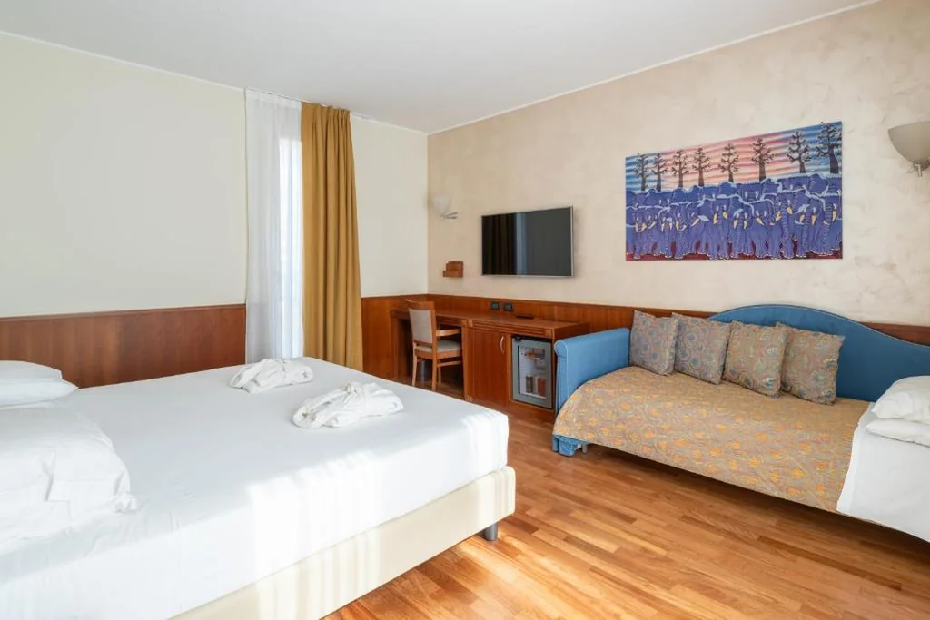 Camera Familiare (2 Adulti + 2 Bambini) — Hotel Raffaello