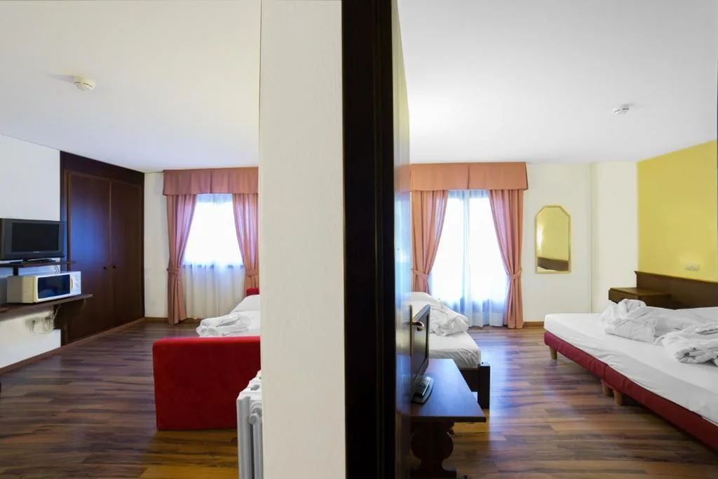 Camera Familiare (3 Adulti + 2 Bambini) — Hotel Baita Clementi