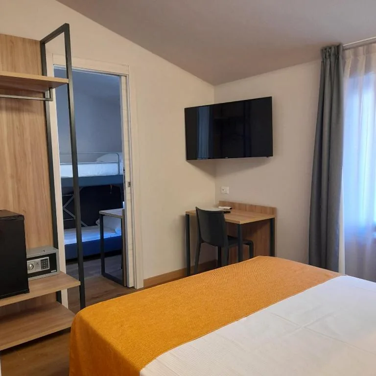 Camera Familiare con 2 Bagni — Bike Hotel Touring Gardone Riviera & Wellness