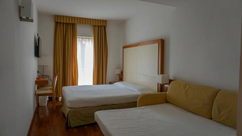 Family Room with Balcony and City View — Hotel Mavino
