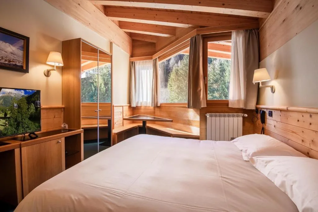 Family Room with Balcony and Mountain View (2 Adults + 2 Children) — Hotel Garni Pegrà