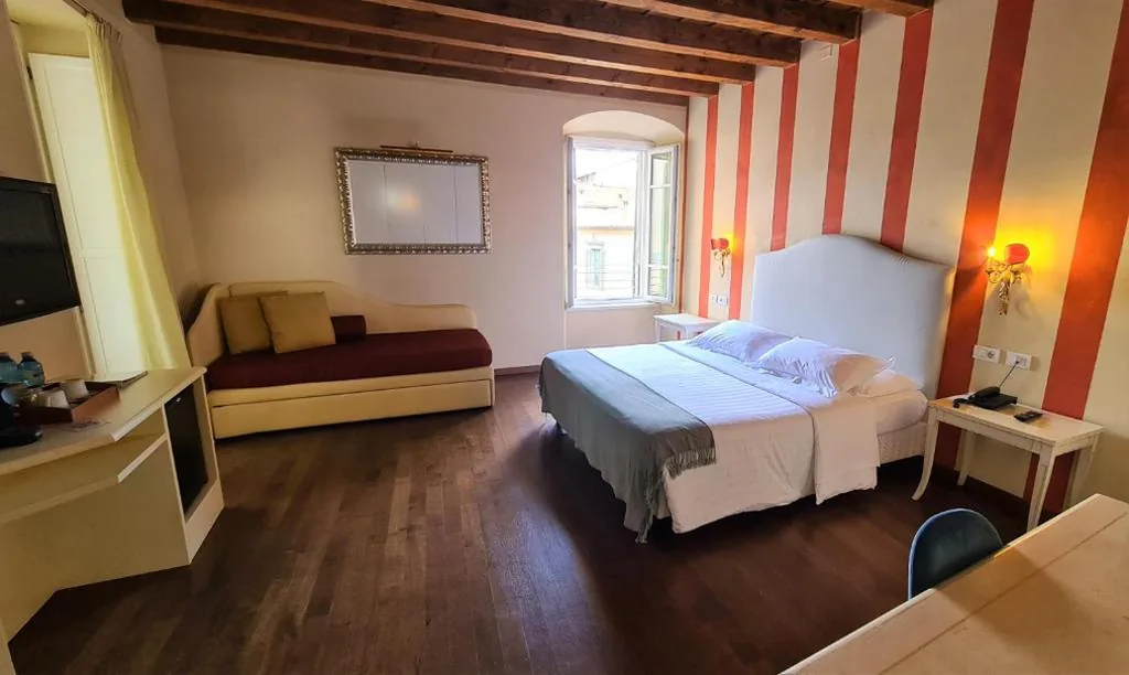 Family Room with Balcony — Hotel Piazza Vecchia
