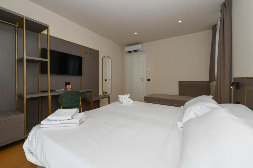Family Room with Two Queen Beds and a Sofa Bed - Dependance/Non-Smoking — Best Western Hotel Arya