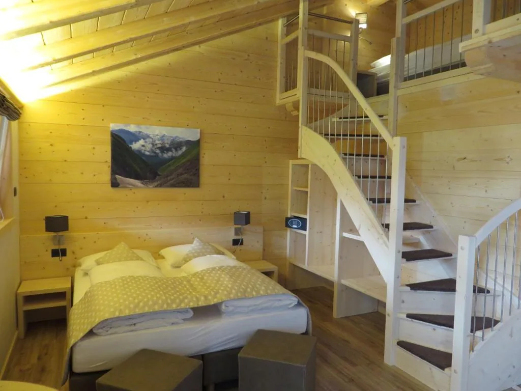 Camera Familiare con Soppalco e Vista Montagna — B&B Ecohotel Chalet des Alpes